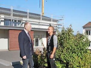 Philipp Reiter (rechts) erläutert Bürgermeister Helmut Blank den Ablauf der Dacharbeiten an der Turnhalle. Aber auch das Dach der Grundschule (rechts im Hintergrund) ist sanierungsbedürftig.Foto: Heike Beudert