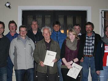 Ehrungen beim FC Rottershausen (von links) Hergen Vollert, Rudi Müller, Roland Seufert, Richard Wüscher, Richard Seidl, Frank Vogel, Anika Werner, Edwin Werner, Peter Werner und Christoph Stürmer. Foto: Stefan Geiger