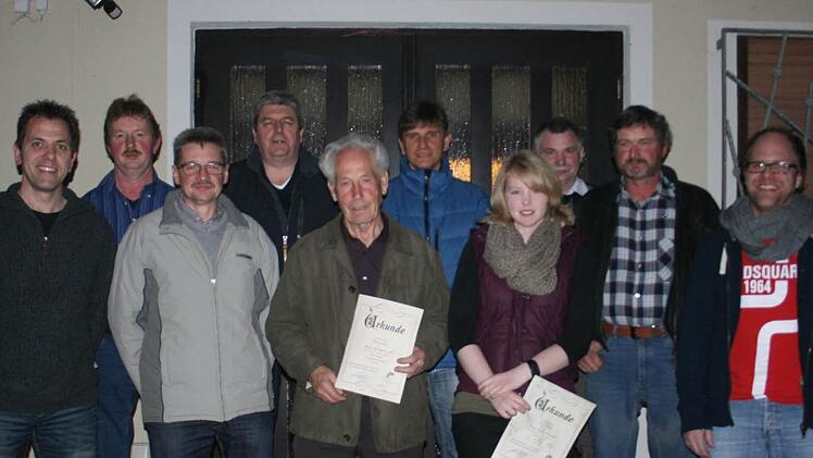 Ehrungen beim FC Rottershausen (von links) Hergen Vollert, Rudi Müller, Roland Seufert, Richard Wüscher, Richard Seidl, Frank Vogel, Anika Werner, Edwin Werner, Peter Werner und Christoph Stürmer. Foto: Stefan Geiger