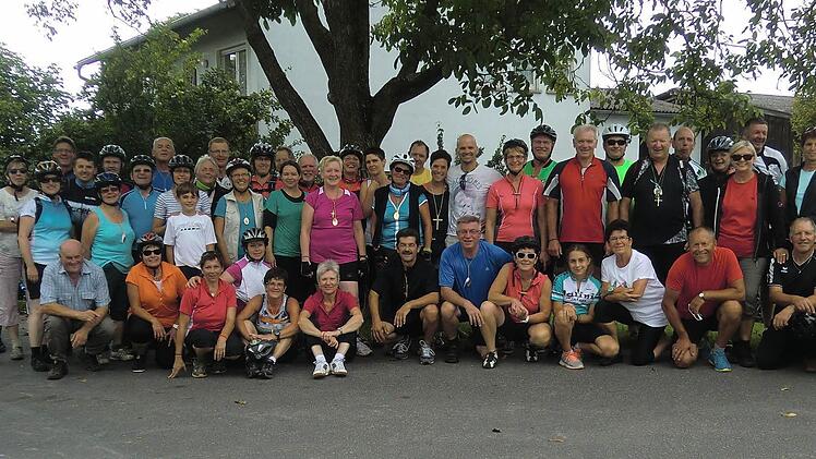 Die Gruppe der diesjährigen Radwallfahrer. Hier nimmt die Beteiligung seit Jahren zu. Heuer waren es 56 Teilnehmer. Fotos: Günther Straub