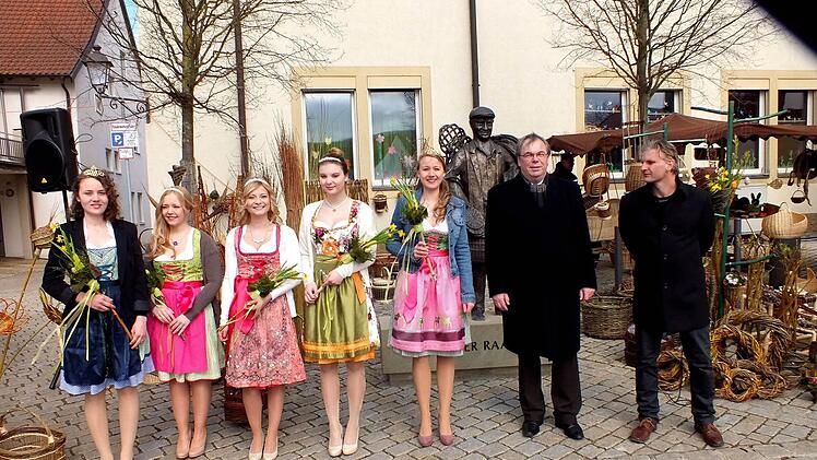 Sa-Ge-Vorsitzender Oliver Gottschalk und Bürgermeister Bernhard Ruß (von rechts) im Kreise der Prinzessinnen und Hofdamen. Von links: Die amtierende Sander Weinprinzessin Nadine Rippstein, die Hofdamen Svenja Schneider, Elisabeth Goger und Anna-Lena Gotschalk sowie die neue Weinprinzessin des Abt-Degen-Weintales, Johanna Berninger.