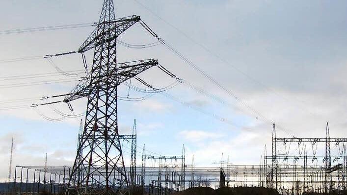 Großzügig ist der Stromnetzbetreiber bei der Errichtung neuer Höchstspannungsleitungen, die zum Umspannwerk Redwitz führen.  Foto: Andreas Welz
