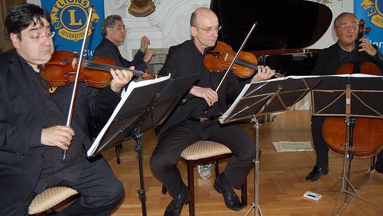 Das Streichquartett der Bamberger Symphoniker und Pianist Matthias Kirschnereit begeisterten im Kaisersaal von Kloster Banz. Foto: Andreas Welz