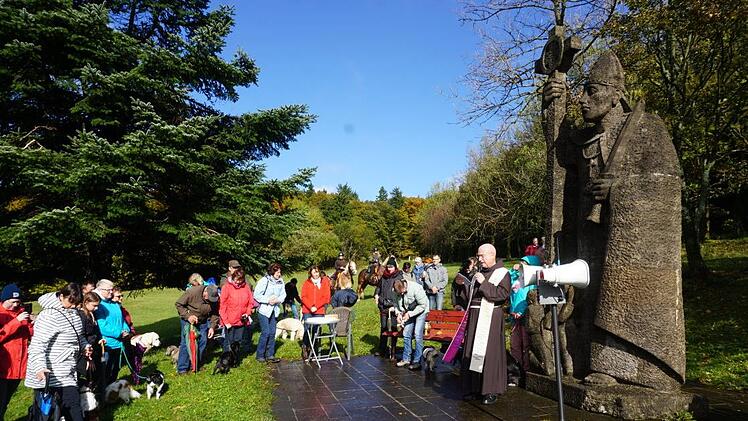 Tiersegnung am Kreuzberg mit Pater Georg.  Foto: Marion Eckert
