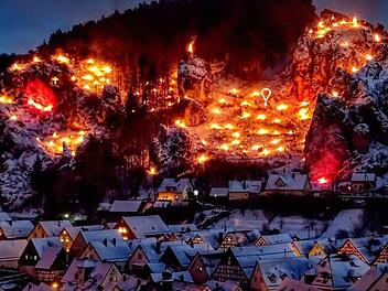 Die Feuer werden rund eine Stunde brennen. Allein das Anzünden der etwa 1000 Feuerstellen benötigt ungefähr 80 Kubikmeter Brennhlz. Foto: inFrankenPix-Nutzerin Ramona Schirner