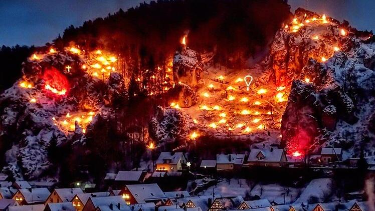 Die Feuer werden rund eine Stunde brennen. Allein das Anzünden der etwa 1000 Feuerstellen benötigt ungefähr 80 Kubikmeter Brennhlz. Foto: inFrankenPix-Nutzerin Ramona Schirner