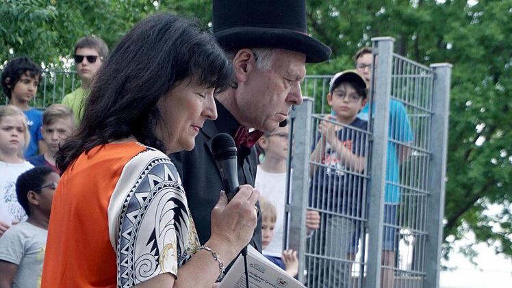 Die Rektorin Heidi Forisch stellt dem Publikum den Zauberer "Casablanca" vor