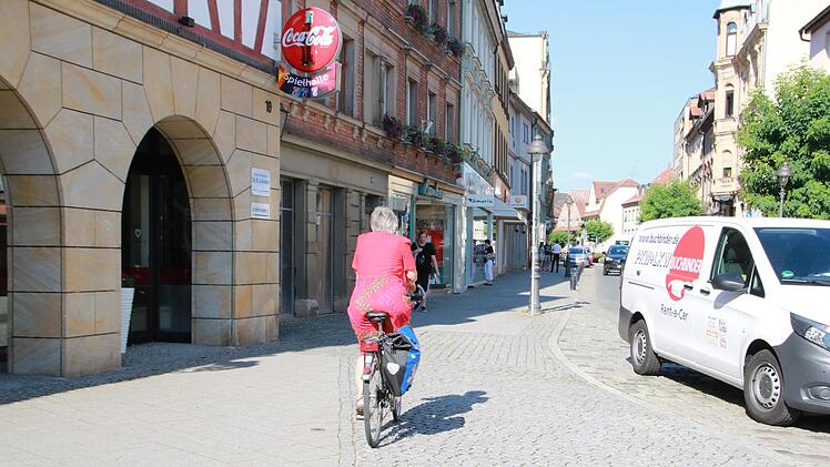 Es ist verboten, aber viele tun's: Mit dem Rad auf dem Gehsteig im Kressenstein stadtauswärts fahren. Die offizielle Strecke am Bahnhof vorbei ist lang - und nicht ungefährlich.