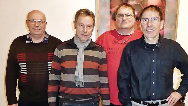Vorsitzender Bernhard Kraus (Zweiter von links) steht nicht nur für weitere zwei Jahre an der Spitze des Trimm-Dich-Clubs Woffendorf, er bekleidet auch die Posten des Schriftführers und des Übungsleiters. Schatzmeister Oswald Welsch (rechts) kümmert sich um die Finanzen. Unterstützt werden sie von den Ausschussmitgliedern Karl-Heinz Rehm (links) und Hubert Göhl.  Foto: Bernd Kleinert