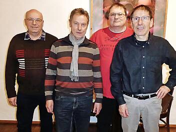 Vorsitzender Bernhard Kraus (Zweiter von links) steht nicht nur f&uuml;r weitere zwei Jahre an der Spitze des Trimm-Dich-Clubs Woffendorf, er bekleidet auch die Posten des Schriftf&uuml;hrers und des &Uuml;bungsleiters. Schatzmeister Oswald Welsch (rechts) k&uuml;mmert sich um die Finanzen. Unterst&uuml;tzt werden sie von den Ausschussmitgliedern Karl-Heinz Rehm (links) und Hubert G&ouml;hl.  Foto: Bernd Kleinert