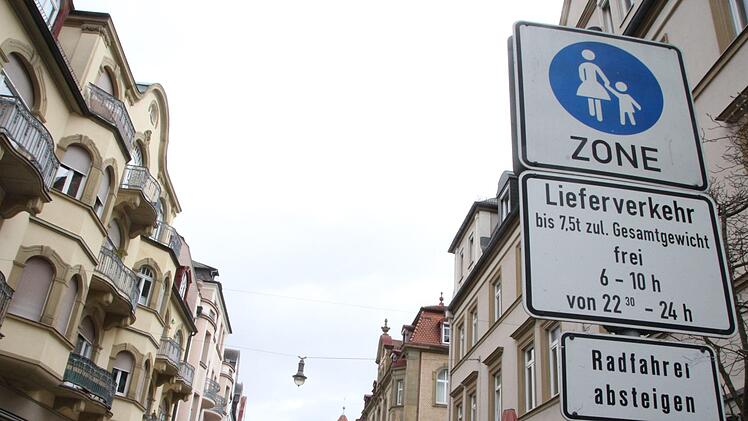 G&auml;hnend leer pr&auml;sentierte sich am Freitagnachmittag  die Fu&szlig;g&auml;ngerzone in Bad Kissingen. Foto: Ellen M&uuml;tzel