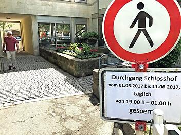 Ein Schild, das auch heute so stehen könnte. Lediglich die Daten verraten, dass es um ein anderes Jahr und einen anderen Hintergrund ging.