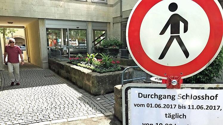 Ein Schild, das auch heute so stehen könnte. Lediglich die Daten verraten, dass es um ein anderes Jahr und einen anderen Hintergrund ging.