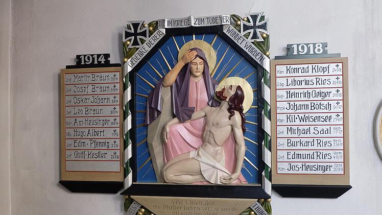 Eine Tafel erinnert in der Pfarrkirche St. Laurentius in Thundorf an die gefallenen Soldaten des Ersten Weltkrieges. Foto:  Philipp Bauernschubert