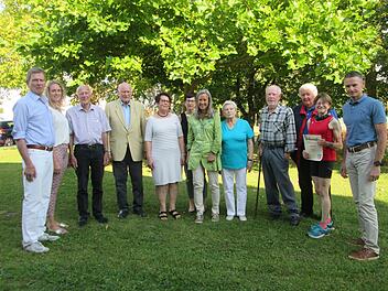 Der TV/DJK-Vorstand Willy Willeke und Tabea Lang (von links), Susanne Möldner (Mitte) und Georg Oel (rechts) dankte den Jubilaren mit Urkunden und Treuenadeln: (von links) Rudolf Hannawacker, Winfried Benner, Paula Dankowski, Angelika Franz-Fella, Elfriede Rieser, Herbert Mohr und Gattin sowie Ingeborg Joa.