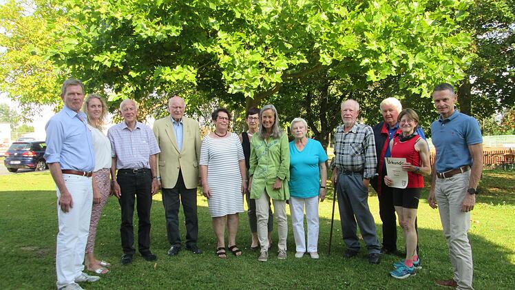 Der TV/DJK-Vorstand Willy Willeke und Tabea Lang (von links), Susanne Möldner (Mitte) und Georg Oel (rechts) dankte den Jubilaren mit Urkunden und Treuenadeln: (von links) Rudolf Hannawacker, Winfried Benner, Paula Dankowski, Angelika Franz-Fella, Elfriede Rieser, Herbert Mohr und Gattin sowie Ingeborg Joa.