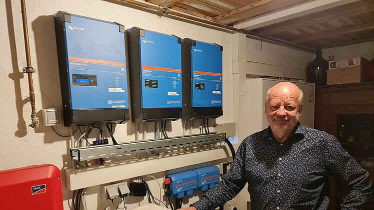 Hans-Josef Fell in seinem Technikraum. An der Wand hängen die Wechselrichter.