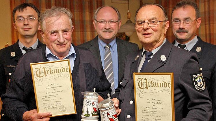 Kommandant Michael Batz, Hans Schmitt,  Otto Siebenhaar, Otto Arzt, Vorsitzender Nikolaus Schmitt (v.l.).