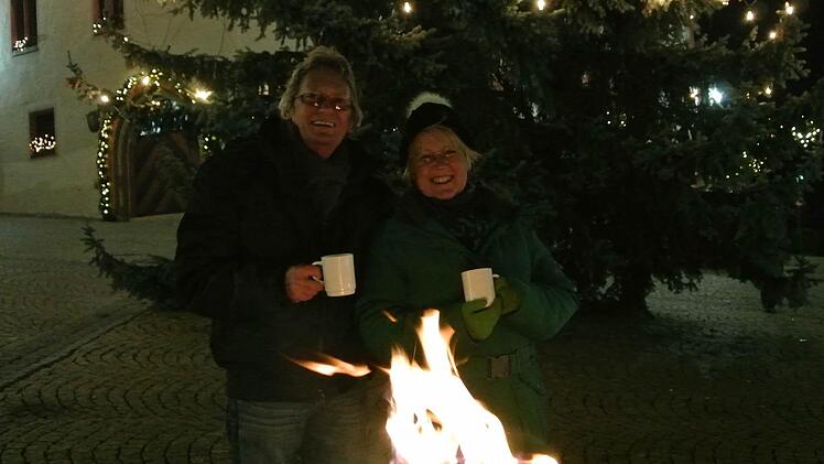 Draußen auf dem Zeiler Marktplatz wünschte man sich ein schönes neues Jahr an den Schwedenfeuern.