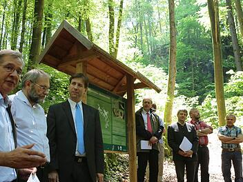 Sie präsentierten den Kompromiss zur Nutzung der Schönsteinhöhle (vorne von links): Herbert Rebhan (Obere Naturschutzbehörde), Reinhold Göller (Untere Naturschutzbehörde) und Landrat Hermann Ulm (CSU), Foto: Barbara Herbst