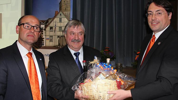 Dank und Geschenk zum Abschiwed: die Direktoren Norbert Knorr (links) und Christian Senff (rechts) mit Herbert Stang.