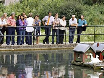 Die Egloffsteiner Gemeinderäte sehen sich am Weiher im Kurgarten um.  Foto: Reinhard Löwisch