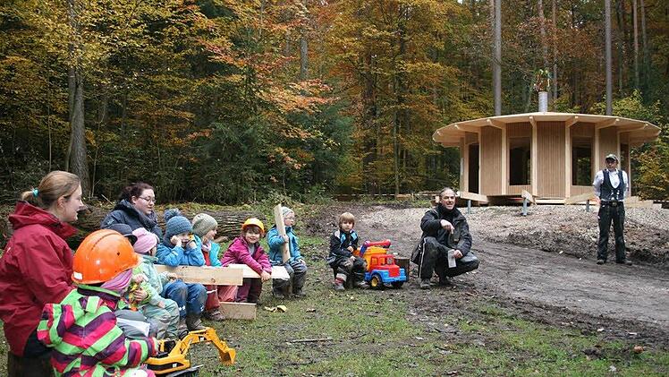 Zum Richtspruch hatten die Kinder ein Lied vorbereitet. Foto: Elke Pieger