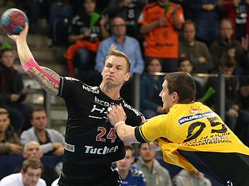 Der Erlanger Martin Stranovsky (links) setzt sich gegen Romas Kirveliavicius durch. Der HC Erlangen behielt im Franken-Derby gegen den HSC Coburg am Samstag die Oberhand. Foto: Sportfoto Zink