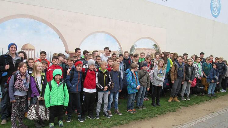 Die Jugend soll spüren, dass die Stadt sich um sie kümmert, erklärte Bürgermeister Michael Ziegler in der Bürgerversammlung in Limbach. Dazu beitragen sollen die Ferienaktionen im Winterhalbjahr. Wie gut das angenommen wird, bewies die jüngste Fahrt ins Erlebnisbad nach Stein in den Allerheiligen-Ferien. 79 Kinder fuhren mit Bürgermeister Michael Ziegler und vier weiteren Betreuern in das Bad und, wie das Bild zeigt, sie können auch ganz gesittet auf den Bus warten. In den Weihnachtsferien we...