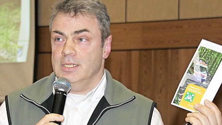 Peter Tretter von der Bayerischen Forst- und Technikerschule in Lohr am Main gab den Waldbauern aus dem Landkreis Lichtenfels Tipps zur Unfallverhütung an die Hand. Foto: Stephan Stöckel