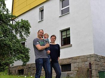 Franziska und Oliver Kaul mit Sohn Marlon sind glücklich mit ihrer Entscheidung, nach Bad Brückenau zu ziehen. Foto: Julia Raab
