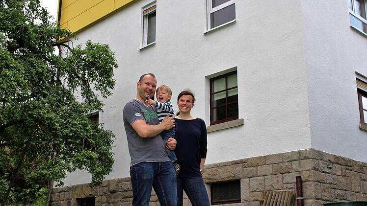 Franziska und Oliver Kaul mit Sohn Marlon sind glücklich mit ihrer Entscheidung, nach Bad Brückenau zu ziehen. Foto: Julia Raab