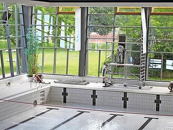 Fast leeres Becken, davor Arbeiter statt Badegäste: ein Blick ins Lichtenfelser Hallenbad am Montag. Foto: Popp