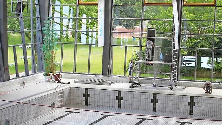 Fast leeres Becken, davor Arbeiter statt Badegäste: ein Blick ins Lichtenfelser Hallenbad am Montag. Foto: Popp