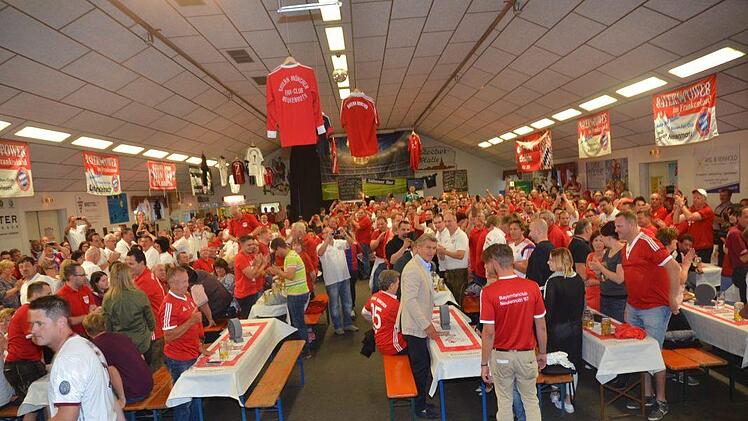 In der vollbesetzten Zecherhalle wurde Klaus Augenthaler mit frenetischem Beifall empfangen. Sein Weg führte über die "Säbener Bar" in des Jubelvereins FC Neukenroth in die Zecherhalle. Foto: K. H. Hofmann