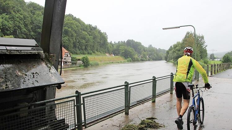 Hier bei Hausen gut zu sehen: Der Mainpegel ist zwar gestiegen, aber noch nimmt die Erde viel Wasser auf. Foto: Tobias Kindermann