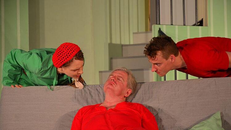 Keinen Job, aber jede Menge Ideen hat Erich. Das Foto zeigt die Schauspieler Anna Schindlbeck, Eike Domroes und Benjamin Jorns.  Foto: Sebastian Worch