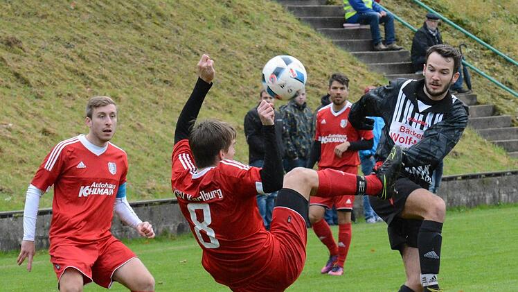 Auf tiefem Geläuf war der hohe Ball oft die logische Folge. Und manchmal auch das hohe Bein, wie hier vom Karlburger Andreas Rösch (links) im Duell mit Fuchsstadts Harald Bayer.Hopf