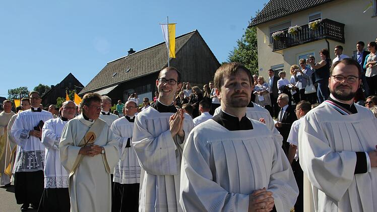 Beim Umzug durch Hirschfeld. Foto: Veronika Schadeck