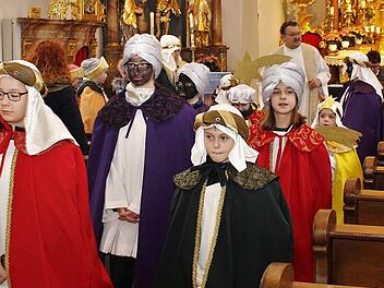 Nach der Andacht in der Sambacher Kirche machten sich die Sternsinger auf den Weg. Hinten im Bild Pater Stefan Panzer Fotos: Evi Seeger