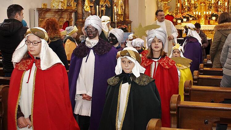 Nach der Andacht in der Sambacher Kirche machten sich die Sternsinger auf den Weg. Hinten im Bild Pater Stefan Panzer Fotos: Evi Seeger