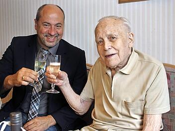 Jubilar Adalbert Seeger (r.) stieß auf seinen 90. Geburtstag mit Bürgermeister Johannes Krapp an.  Foto: Evi Seeger