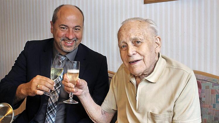 Jubilar Adalbert Seeger (r.) stieß auf seinen 90. Geburtstag mit Bürgermeister Johannes Krapp an.  Foto: Evi Seeger
