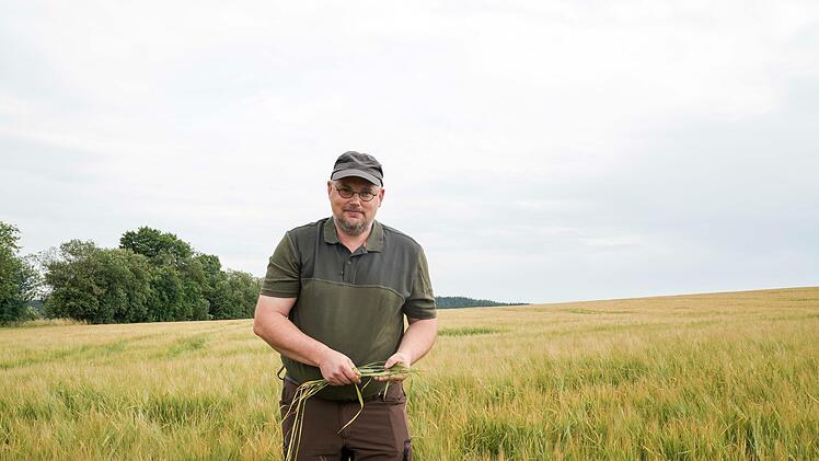 Der Vorsitzende des oberfränkischen Braugerstenvereins, Hans Petzold,  auf einem Feld bei Steinbach Foto: Adriane Lochner