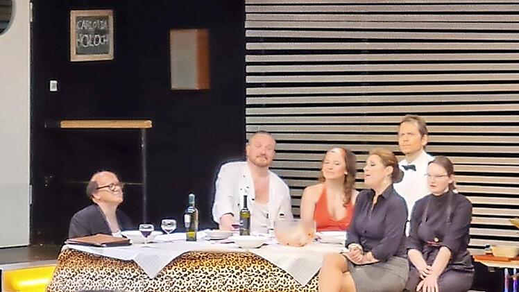 Das Ensemble der Hamburger Kammerspiele begeisterte mit dem Stück &bdquo;Pasta e basta&ldquo; im Kreiskulturraum.