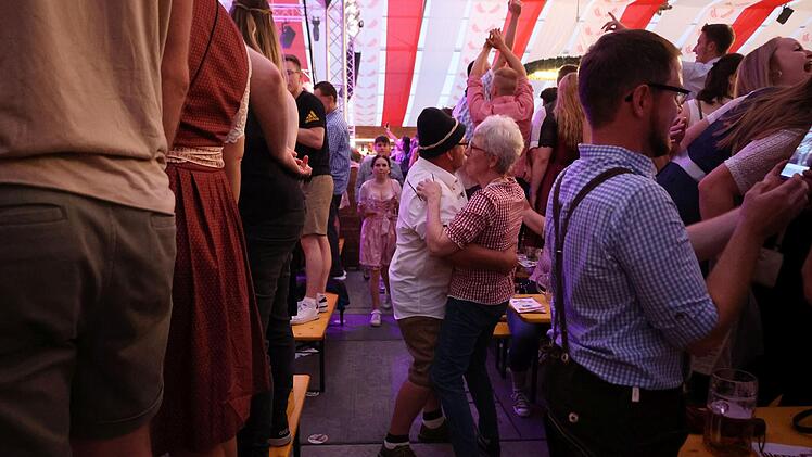 Auch in den G&auml;ngen wurde getanzt. Foto: Romy Denk