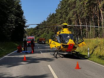 Linienbus kollidiert frontal mit Auto: Schwerer Unfall im Landkreis Ansbach Linienbus kollidiert frontal mit Auto: Schwerer Unfall im Landkreis Ansbach
