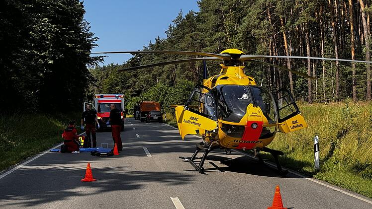 Linienbus kollidiert frontal mit Auto: Schwerer Unfall im Landkreis Ansbach