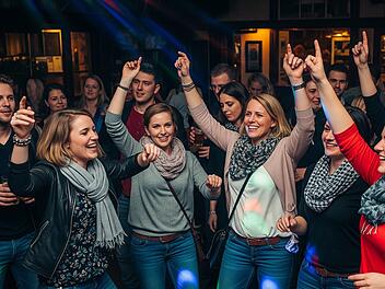 Bei einem Livekonzert in einer Musikkneipe herrscht ausgelassene Stimmung.