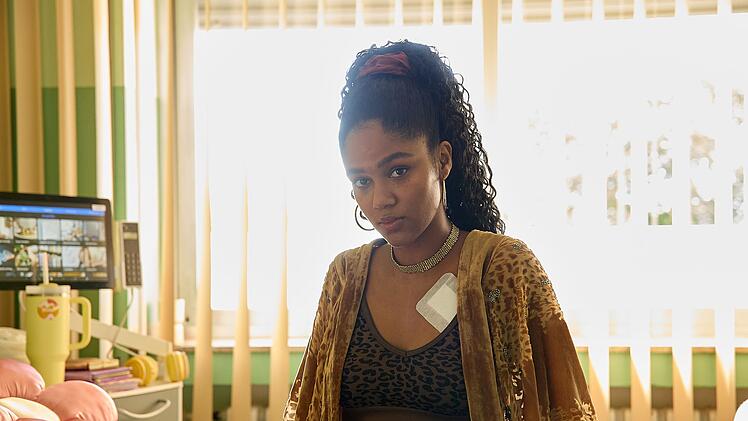 Nora (Mariama Jobe) hat Leuk&auml;mie, m&ouml;chte aber nicht den Lebensmut verlieren. Sie freundet sich im Krankenhaus zun&auml;chst mit Yannik an.